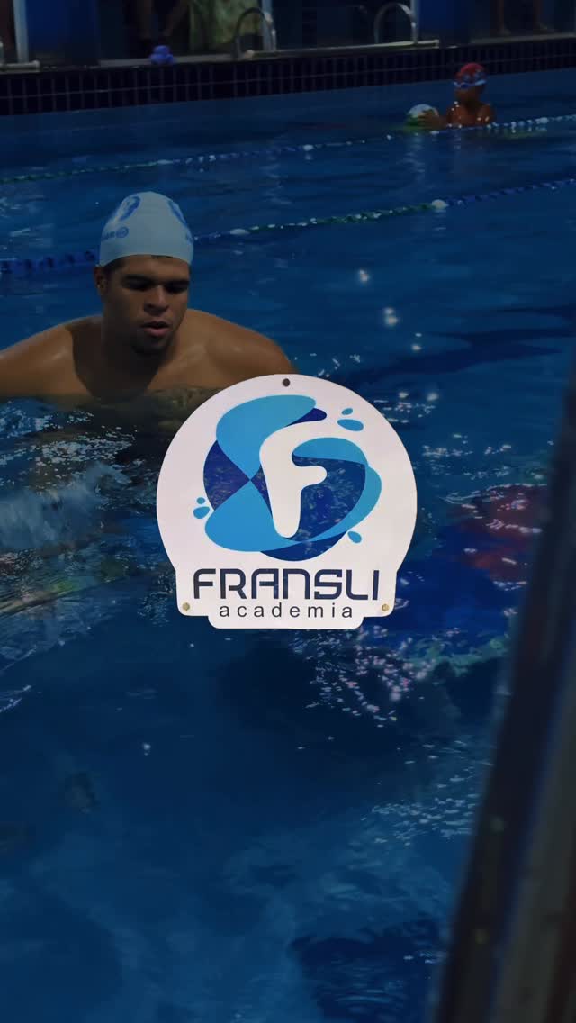 Aula de natação na piscina da Fransli